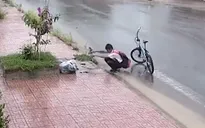 "Hiện tượng MXH" đội mưa nhặt rác: Thấy đường không còn ngập nữa em rất vui