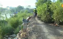 Người dân mạo hiểm đi trên đường xây dựng dở bị sạt lở