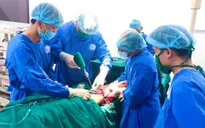 Bệnh viện tuyến huyện nối chân đứt rời cho bệnh nhân bị tai nạn giao thông