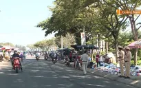 Mặc nhiên họp chợ dưới lòng đường, Ban quản lý "đồng ý không chính thức"