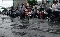 Chống chỗ này nước dâng chỗ khác, TP.HCM "loay hoay" chống ngập
