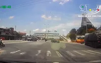 Xe đầu kéo vượt đèn đỏ, tông xe bus lật nghiêng trên QL5