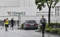 Nguy cơ bùng phát COVID-19 từ nhà máy chế biến thịt ở Đức