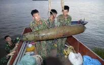 Trục vớt thành công quả bom ở sông Hồng gần cầu Long Biên