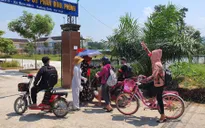 Học sinh vẫn đi học trong những ngày nắng nóng đặc biệt gay gắt
