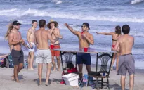 Dịch COVID-19 ở Mỹ chuyển dịch sang người trẻ độ tuổi 20, 30