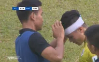 VIDEO: Va chạm với Tiến Linh, Quang Hải gặp chấn thương chảy máu đầu