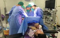 Cắt khối ung thư đại tràng, bảo vệ thai kỳ khỏe mạnh cho sản phụ