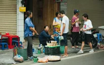 Người Hà Nội nhộn nhịp chuẩn bị tết Đoan Ngọ từ sáng sớm