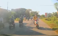 Clip: Chạy lấn làn, học sinh đi xe đạp điện đâm trực diện vào đầu ô tô
