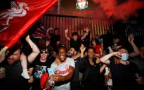 ẢNH: CĐV Liverpool tập trung ăn mừng chức vô địch Ngoại hạng Anh sau 30 năm chờ đợi