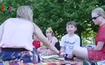 Cậu bé quyên góp tiền chống dịch COVID-19 trên đôi chân giả