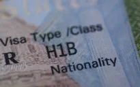 Có tiền cũng khó có thẻ xanh, vì sao ông Trump siết giấc mơ Mỹ?