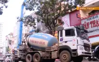 Xe trộn bê tông lấn chiếm lòng đường, cản trở giao thông
