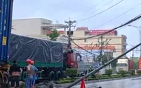 Container mất lái, xe máy thoát "lưỡi hái tử thần" trong gang tấc