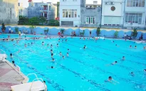 Học sinh lớp 1 đuối nước thương tâm ở bể bơi