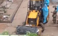Nhà chức trách Ấn Độ bị chỉ trích vì chở xác nạn nhân COVID-19 bằng... xe xúc đất