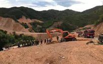 Xe tải chở trên 200 hộp thuốc nổ bị tuột dốc, lật ngửa