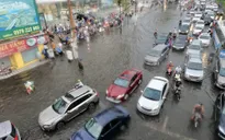 Nhiều tuyến đường tại TP.HCM ngập sau cơn mưa lớn