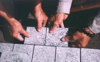 Những viên đá hoa cương đầu tiên được lát trên vỉa hè hồ Hoàn Kiếm