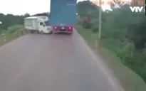 Clip: Mất phanh, xe ben tông xe tải suýt lao xuống vực