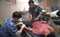Cấp cứu thành công 4 ngư dân bị nạn trên biển