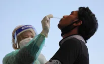 Malaysia xem xét bắt buộc người dân tiêm vaccine ngừa COVID-19