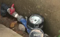 Dân “tố” nhà máy nước sạch thu tiền lắp đặt đường ống nước sạch bất hợp lý