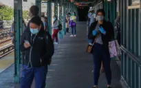 Người dân New York nhộn nhịp đi làm trong ngày tái mở cửa