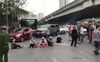 Cả tuyến đường ùn tắc vì gia đình nạn nhân kéo đến hiện trường vụ tai nạn... 1 năm trước