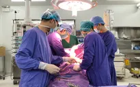 Lấy khối u trung thất ác tính "khổng lồ" nằm đè lên tim