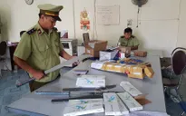 Phát hiện đầu đạn chì, đao kim loại trên xe thư báo