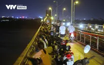Hàng trăm người dựng xe, ngồi hóng mát gây cản trở giao thông trên cầu Long Biên
