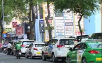 TP.HCM: Bất chấp bảng thông báo phạt nguội, nhiều ô tô vẫn... thích là dừng