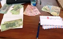 Rủ nhau chơi xóc đĩa ăn tiền, 5 đối tượng bị khởi tố