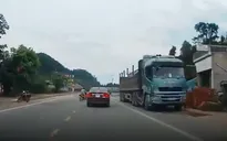 Sang đường thiếu quan sát, thanh niên đi xe máy bị ô tô tông bất tỉnh