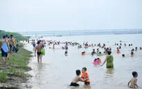 Bất chấp nguy hiểm, người dân Thủ đô chen nhau đi tắm ở sông Hồng