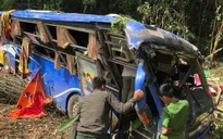Vụ xe khách rơi xuống vực: "Đến lần thứ 3 xe nghiêng là lao xuống luôn"