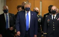 Tổng thống Mỹ Donald Trump lần đầu tiên đeo khẩu trang sau nhiều lần từ chối