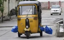 Xót xa hình ảnh chở thi thể bệnh nhân COVID-19 bằng xe tuk tuk tại Ấn Độ
