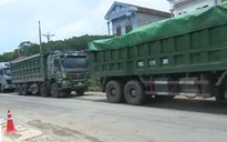 Xe công ty chở quá tải, lãnh đạo nói "hỏng tôi đền, hỏng nhiều tôi xây lại"