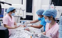 Tròn 1 ngày ca mổ thành công, cặp song sinh Diệu Nhi - Trúc Nhi đã tỉnh dần