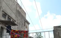 "Ăn không ngon, ngủ không yên" vì sống chung với cột điện trong nhà