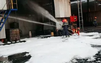 Cháy lớn thiêu rụi hoàn toàn kho chứa vỏ lốp cao su ở Bình Phước