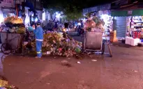 Công nhân vệ sinh căng mình thu gom rác thải ùn ứ trong đêm tại Hà Nội