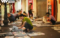 Nhộn nhịp "chợ báo giấy" mỗi sáng ở Thủ đô