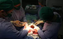 Cứu bệnh nhân bị lưỡi phay máy cắt cỏ găm thủng bụng