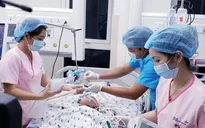 Sức khỏe cặp song sinh Diệu Nhi – Trúc Nhi vẫn ổn định, vết thương chỗ mổ được theo dõi sát