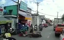 Clip: Đôi nam nữ nhanh chân bỏ chạy sau khi gây tai nạn liên hoàn
