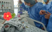 Bé Diệu Nhi nhoẻn miệng cười khi Phó Chủ tịch nước đến thăm